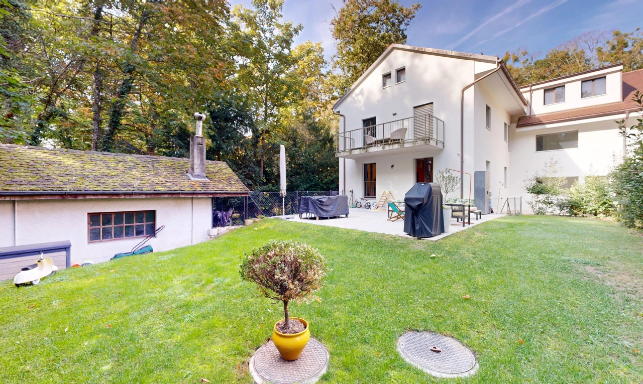 außenansicht mit stuckverkleidung, balkon, property visible, rasen, und from property