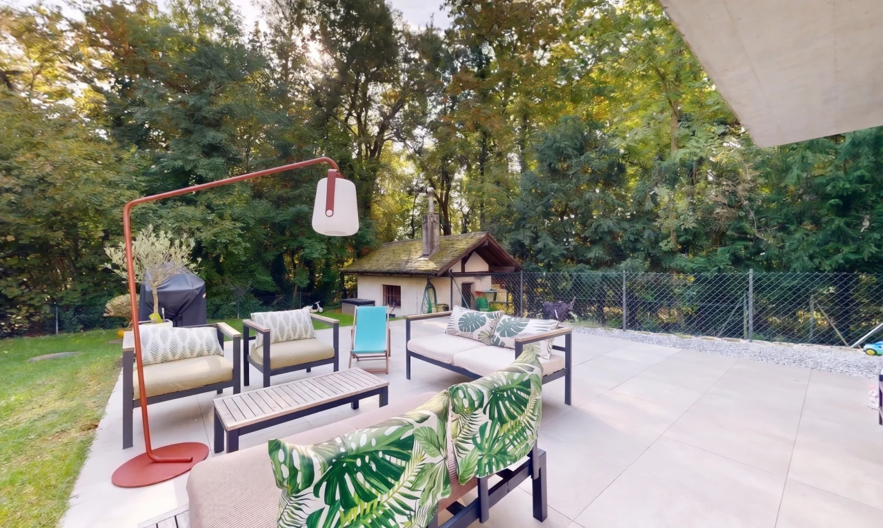 terrasse avec clôture, from property, structure extérieure, espace de vie extérieur, et woods view