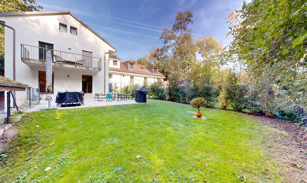 garten mit balkon, rasen, terrasse, day time, und from property