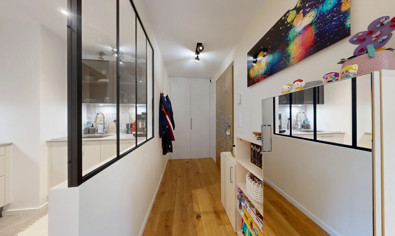 halle / korridor mit drywall, gipskartonwand, wood finish floor, holzfußboden, und waschbecken