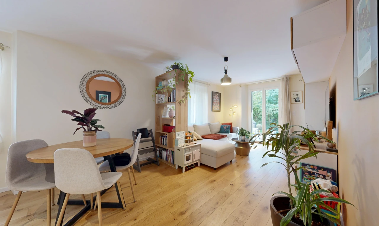 wohn- / esszimmer mit pendelleuchte, gipskartonwand, drywall, holzfußboden, und wood finish floor