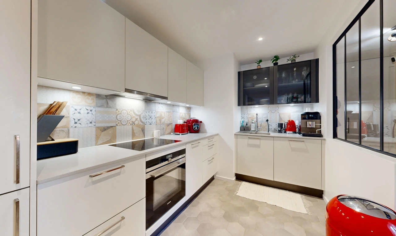 küche mit light countertops, arbeitsplatten, white cabinets, weiße schränke, und light floor