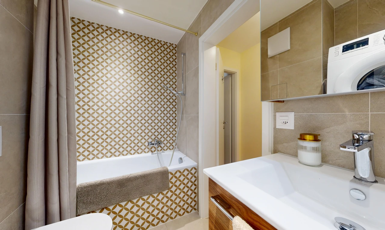 bad mit kombiniertes bad / dusche, waschbecken, komplettes badezimmer, schminktisch, und spiegel