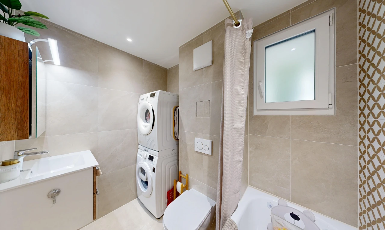 bad mit komplettes badezimmer, waschturm, schminktisch, tile wall, und fliesenwand