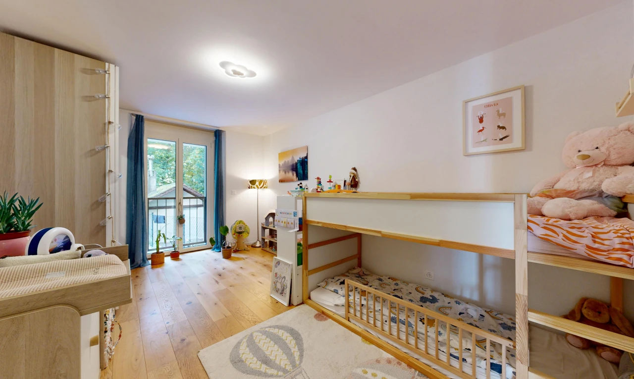 zimmer / schlafzimmer mit außenzugang, drywall, gipskartonwand, wood finish floor, und holzfußboden