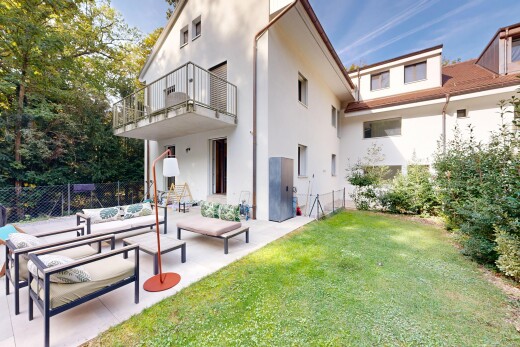façade avec espace de vie extérieur, balcon, clôture, pelouse, et property visible