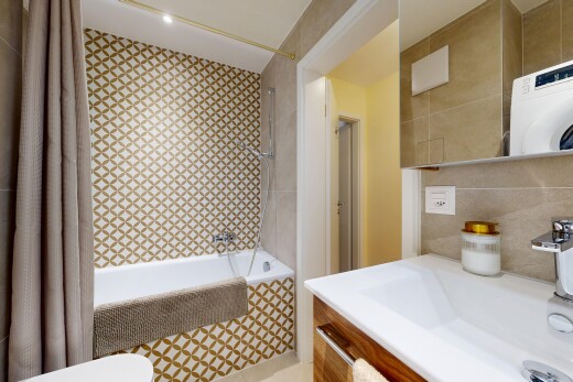 salle de bains avec douche-bain combinés, évier, salle de bain complète, lavabo (ou coiffeuse selon le contexte), et miroir