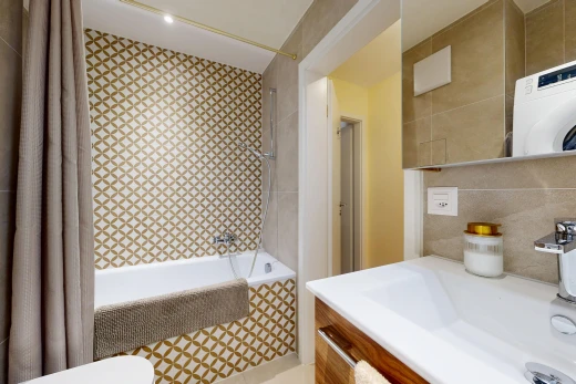 bad mit kombiniertes bad / dusche, waschbecken, komplettes badezimmer, schminktisch, und spiegel