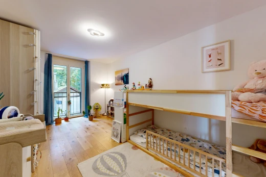 zimmer / schlafzimmer mit außenzugang, drywall, gipskartonwand, wood finish floor, und holzfußboden
