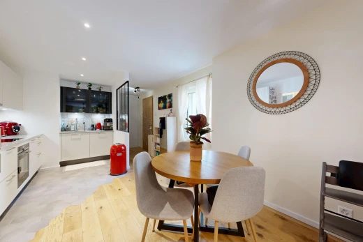 esszimmer mit light floor, einbauleuchten, drywall, gipskartonwand, und baseboards wall