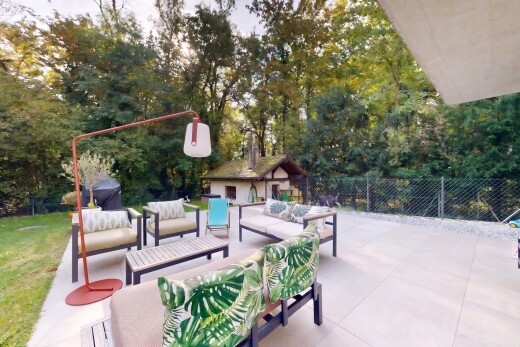 terrasse avec clôture, from property, structure extérieure, espace de vie extérieur, et woods view