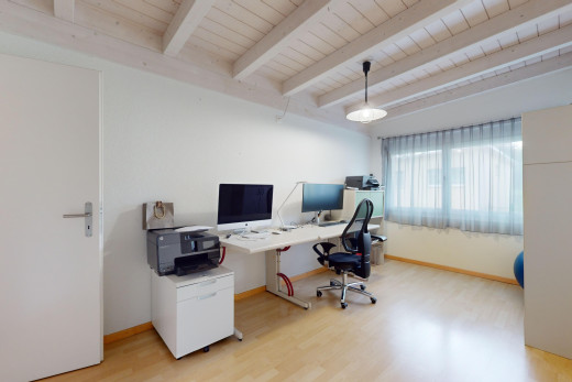 büro mit natürliches licht, parkettboden, fernseher, und balkendecke