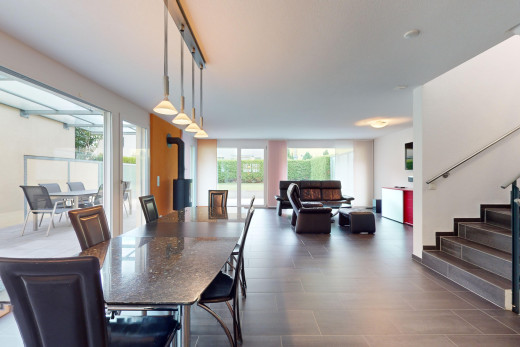 wohn- / esszimmer mit natürliches licht und holzofen