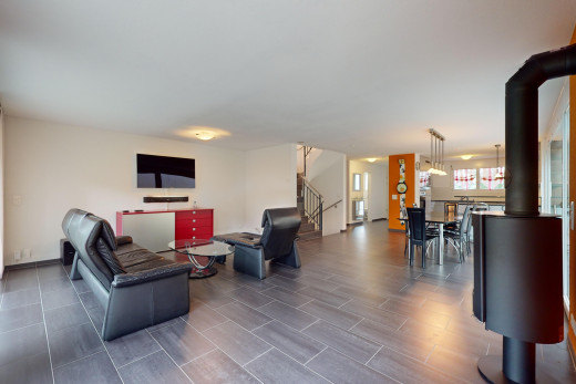 wohn- / esszimmer mit holzofen, natürliches licht, und fernseher