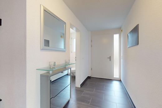 halle / korridor mit natürliches licht und fliesenboden