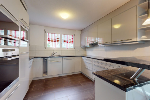 küche mit weiße schränke, natürliches licht, küchenrückwand beim herd, und ofen