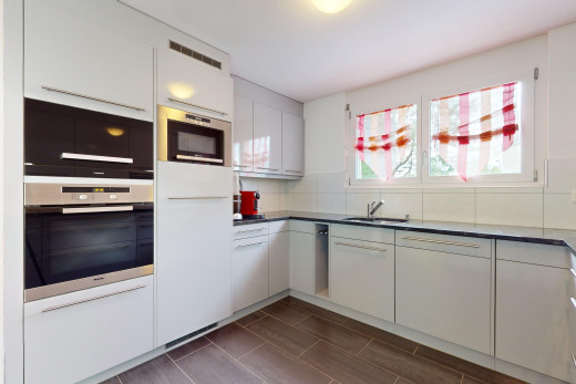 küche mit waschbecken, arbeitsplatten, ofen, weiße schränke, und natürliches licht