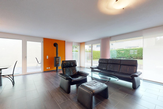 wohnzimmer mit holzofen und natürliches licht