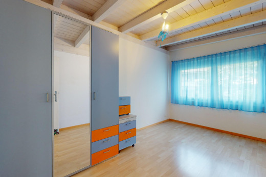 zimmer / schlafzimmer mit natürliches licht, parkettboden, balkendecke, und holzdecke