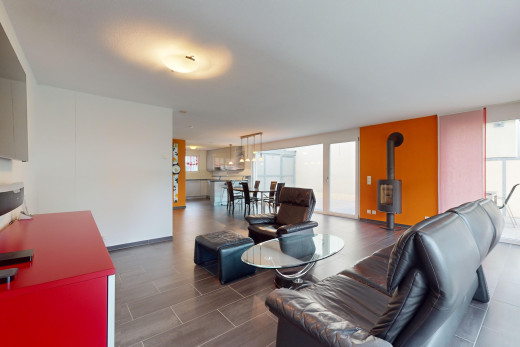 wohn- / esszimmer mit holzofen und natürliches licht