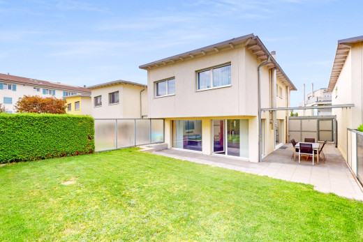 außenansicht mit rasen, terrasse, und zaun