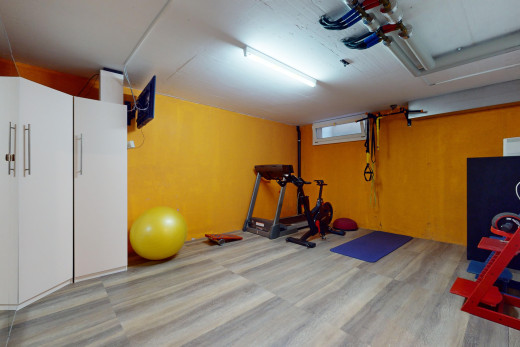 fitnessstudio mit parkettboden