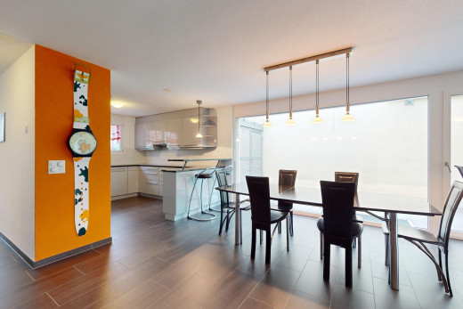 esszimmer mit parkettboden und natürliches licht