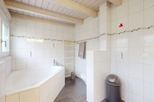 bad mit fliesenboden, fliesenwand, und balkendecke