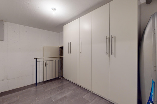 zimmer / schlafzimmer mit fliesenboden