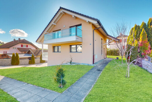 außenansicht mit rasen, stuckverkleidung, und balkon