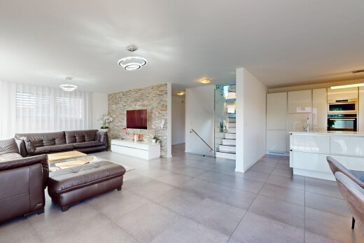 wohnzimmer mit treppen, gipskartonwand, natürliches licht, und waschbecken