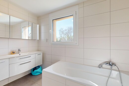 bad mit fliesenwand, schminktisch, komplettes badezimmer, natürliches licht, und bad