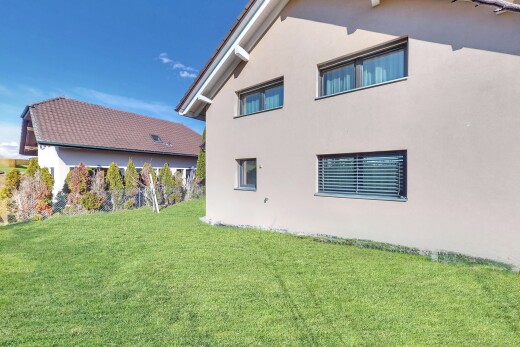 außenansicht mit stuckverkleidung und rasen