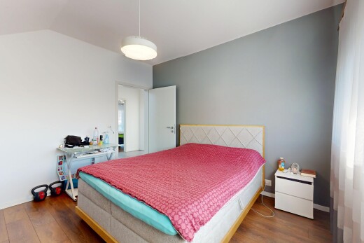 zimmer / schlafzimmer mit dachschräge, gipskartonwand, und holzfußboden