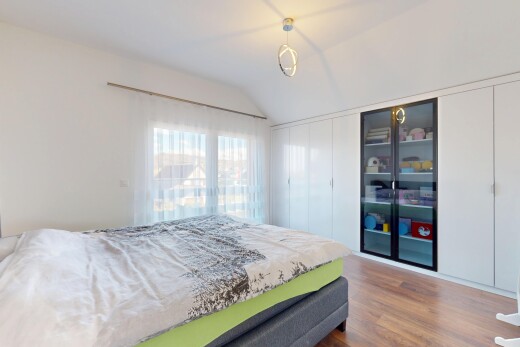 zimmer / schlafzimmer mit holzfußboden, natürliches licht, und dachschräge