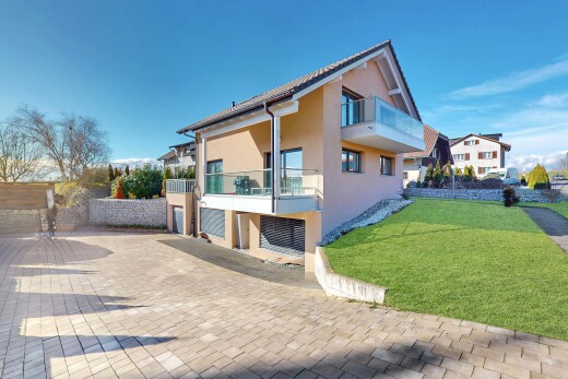 außenansicht mit balkon, stuckverkleidung, und rasen