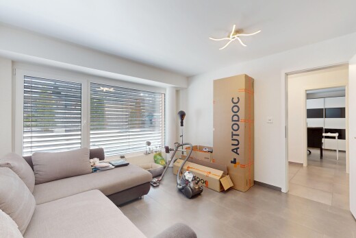 wohnzimmer mit natürliches licht und gipskartonwand