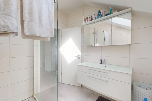 bad mit schminktisch, fliesenwand, komplettes badezimmer, dusche, und spiegel