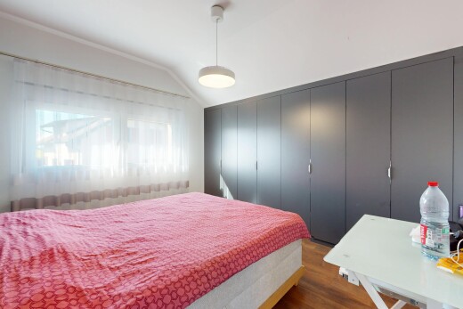 zimmer / schlafzimmer mit natürliches licht, dachschräge, und holzfußboden