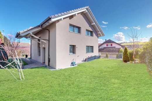 außenansicht mit rasen, stuckverkleidung, und zaun