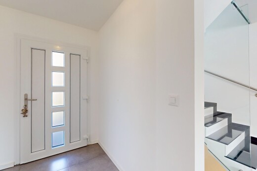 leerer raum mit natürliches licht, sockelleisten, gipskartonwand, und treppen