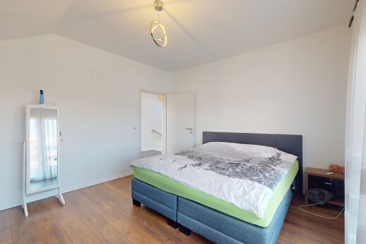 zimmer / schlafzimmer mit dachschräge, gipskartonwand, und holzfußboden