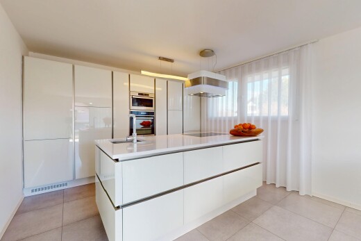 küche mit waschbecken, natürliches licht, herd, und fliesenboden