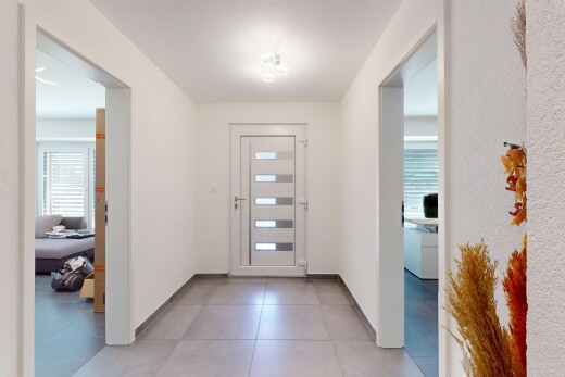 halle / korridor mit fliesenboden, natürliches licht, und sockelleisten