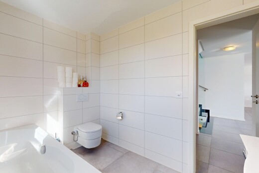 bad mit bad, komplettes badezimmer, fliesenwand, und toilette