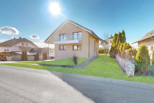 außenansicht mit stuckverkleidung und rasen