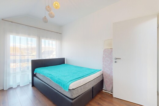 zimmer / schlafzimmer mit gipskartonwand, natürliches licht, dachschräge, und holzfußboden