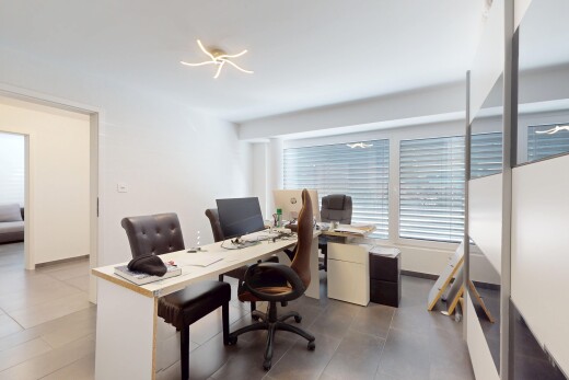 büro mit gipskartonwand, fliesenboden, natürliches licht, und bürobereich