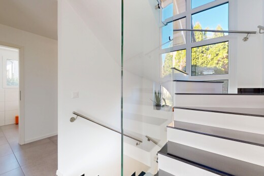 treppe mit gipskartonwand und natürliches licht