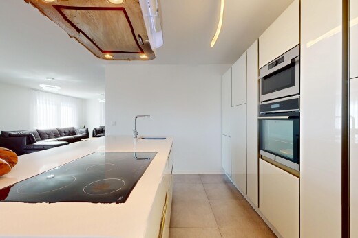 küche mit waschbecken, herd, fliesenboden, natürliches licht, und ofen